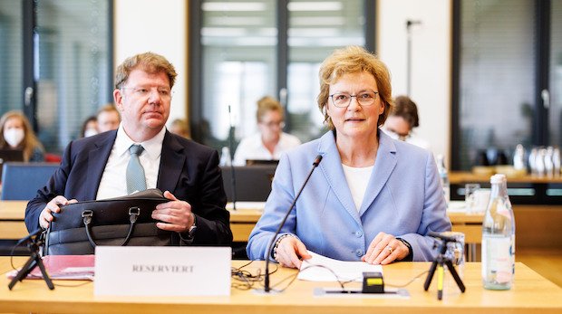 Christoph Knauer mit Monika Hohlmeier bei einer Sitzung des Maskenausschusses im Bayerischen Landtags