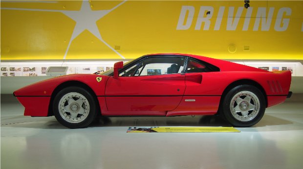 Ein Ferrari 288 GTO im Enzo Ferrari Museum in Modena, Italien