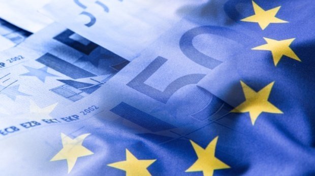 Geld und EU-Flagge
