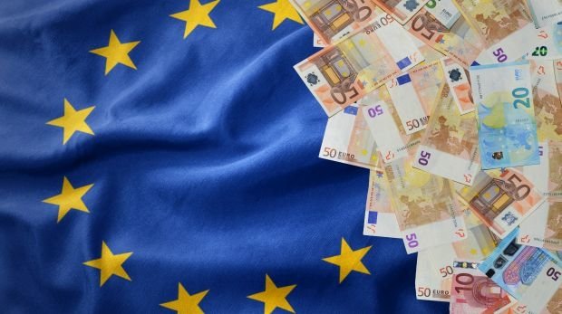 EU-Flagge und Geldscheine