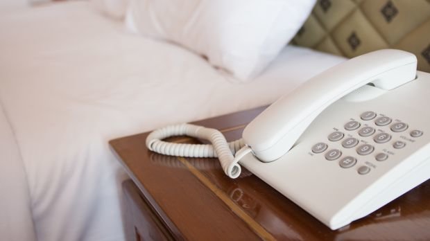 Telefon in Hotelzimmer (Symbol)