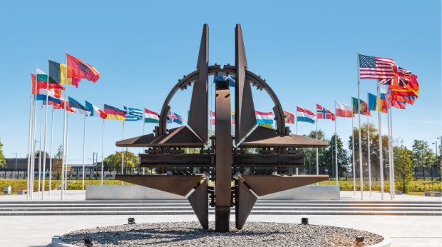 NATO-Denkmal vor dem NATO-Hauptquartier in Brüssel