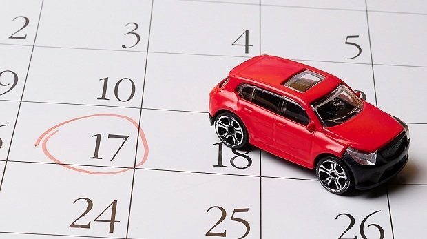 Spielzeugauto auf einem Kalender