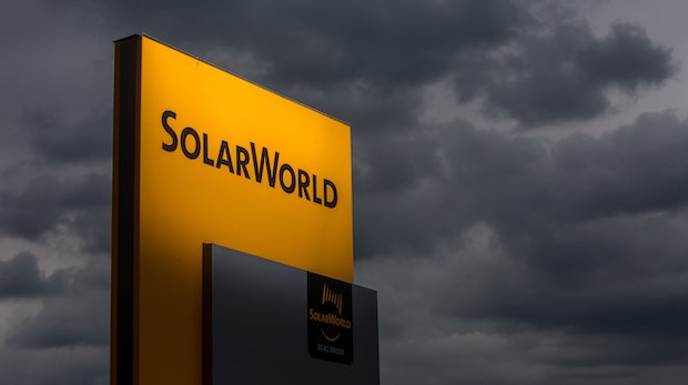 Logo Solarworld mit dunklen Wolken
