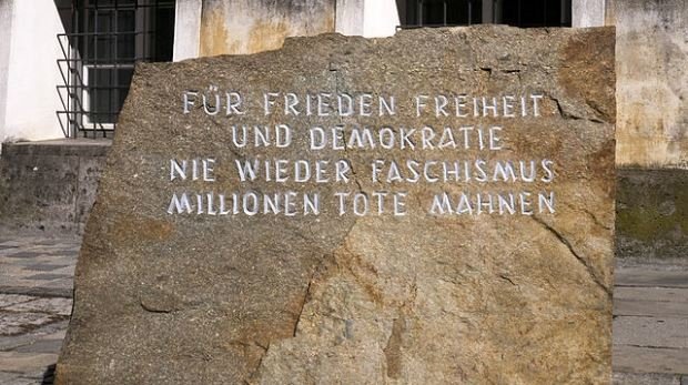 Gedenktafel vor Adolf Hiters Geburtshaus