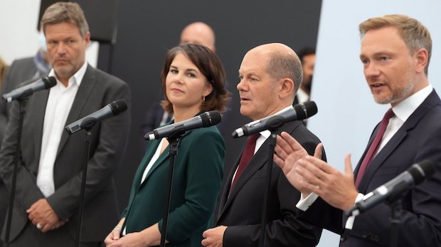 Robert Habeck, Annalena Baerbock (beide Bündnis 90/Grüne), Olaf Scholz (SPD) und Christian Lindner (FDP) stellen gemeinsam die Ergebnisse der Sondierungsgespräche vor.
