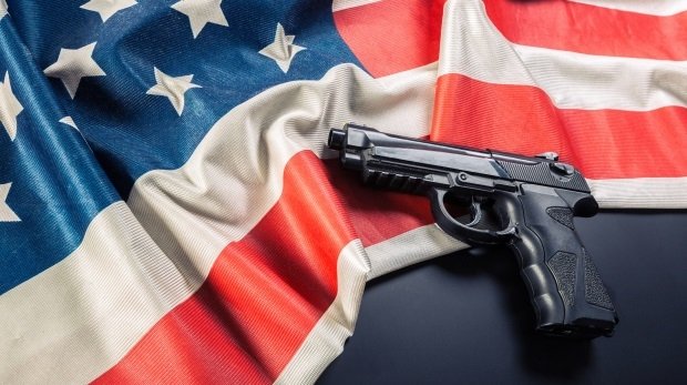 Handfeuerwaffe auf USA-Flagge