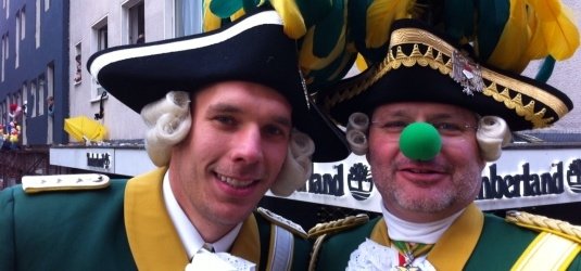 EhrenGardist Willi Stoffel (r.) und Fußballer Lukas Podolski (li.)