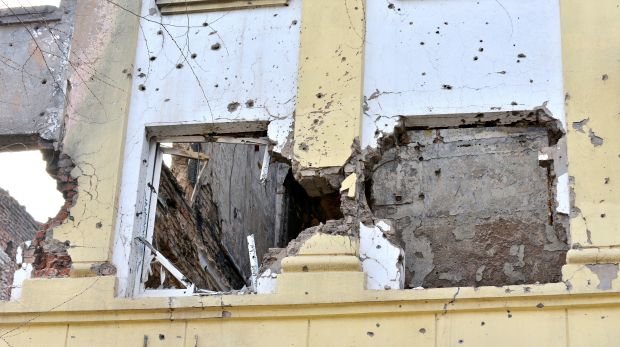 Zerstörte Wohnhaus-Fassade