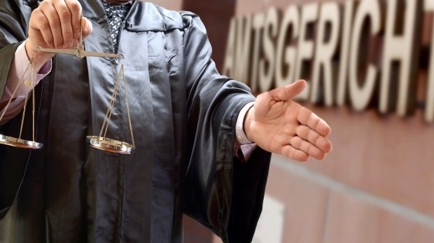 Anwalt mit Robe vor Amtsgericht (Symbolbild)