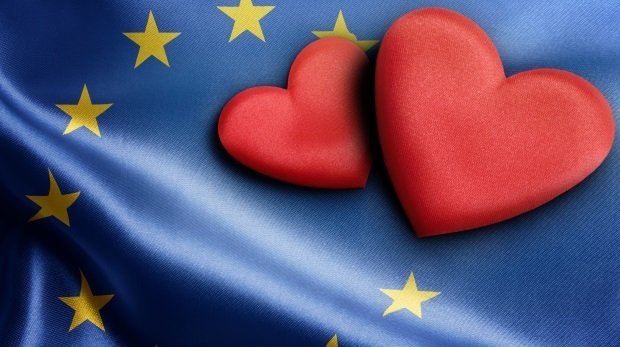 zwei Herzen auf europäischer Flagge