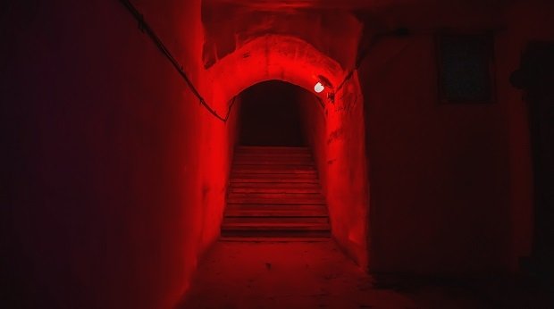 Ein Bunker von innen mit roter Notbeleuchtung
