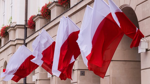 Polnische Nationalflaggen an einem Haus.