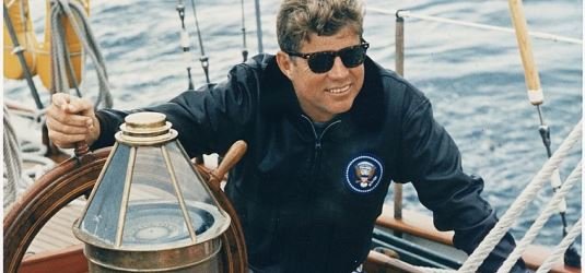 John F. Kennedy am Steuer der US Coast Guard Yacht "Manitou" (August 1962)