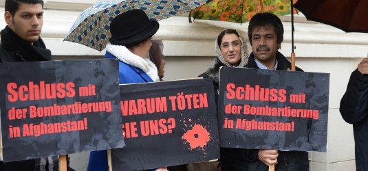 Demonstranten vor dem LG Bonn beim Prozessauftakt am 20. März 013