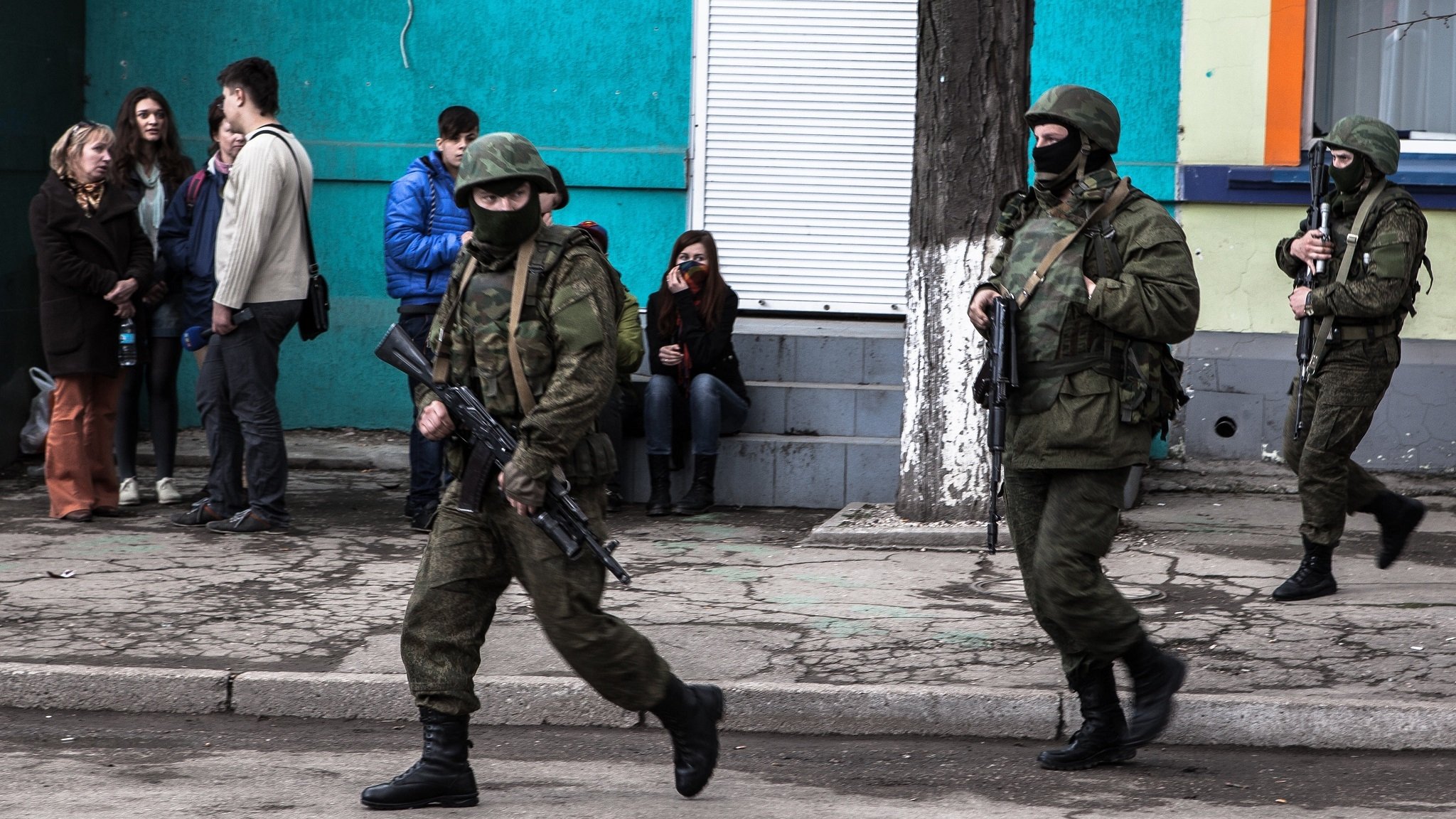 Mutmaßlich russische Soldaten mit Sturmgewehren und Panzern vor dem belagerten Hauptquartier der Küstenwache in Simferopol, Krim, am 5. März 2014.