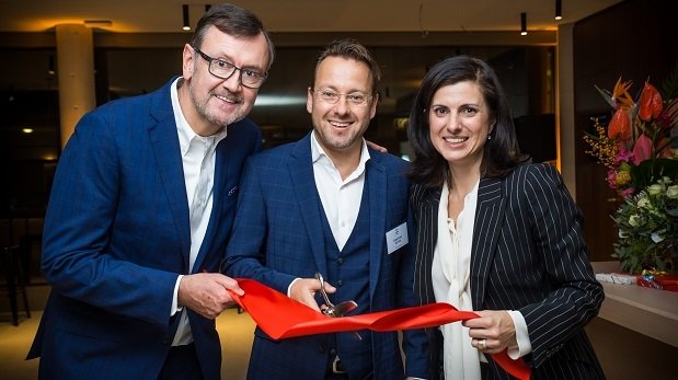 Sebastian Retter (Mitte) mit den beiden Dierks+Company-Geschäftsführern Christian Dierks und Juliana Dierks