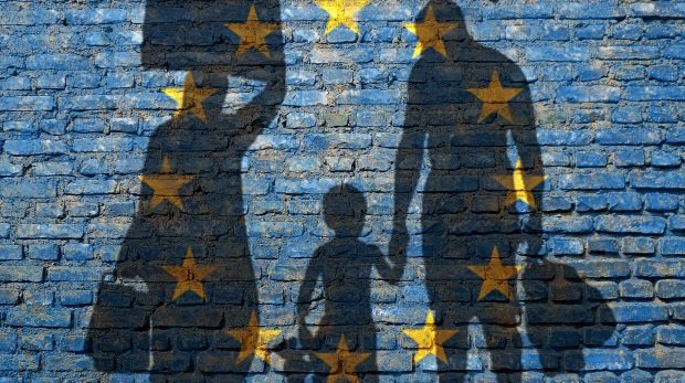 Umrisse Familie und EU-Flagge