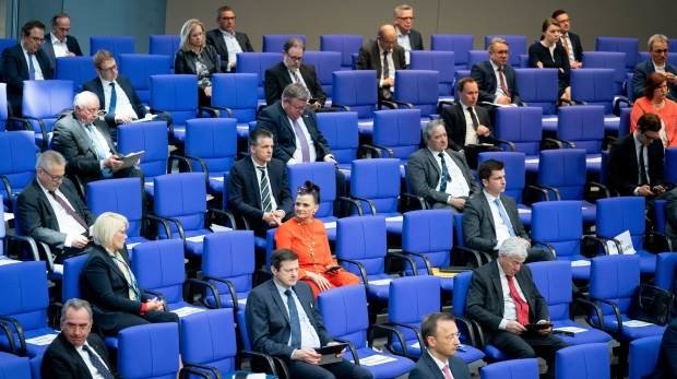 Mit Abstand zueinander nehmen die Abgeordneten im Bundestag Platz, um die umfassenden Hilfspakete für die deutsche Wirtschaft und die Bürger in der Coronakrise zu verabschieden.