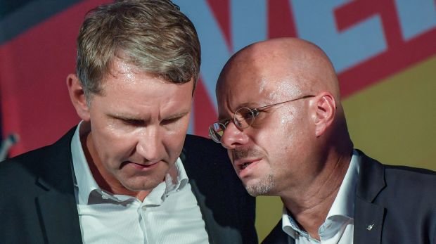 30.08.2019: Björn Höcke (l), Vorsitzender der AfD in Thüringen und Andreas Kalbitz, Landesvorsitzender der AfD in Brandenburg unterhalten sich auf dem Wahlkampfabschluss der AfD in Brandenburg.