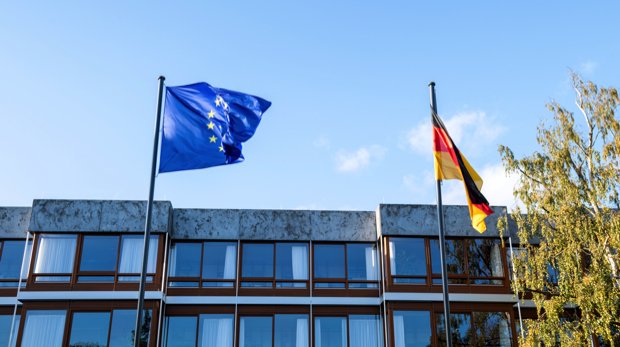 Das Bundesverfassungsgericht in Karlsruhe mit Europaflagge und Deutschlandflagge