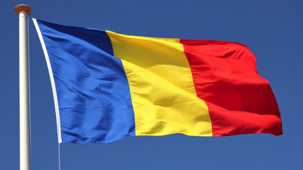 Rumänische Flagge im Wind.