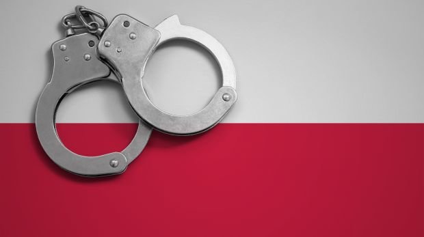 Handschellen auf polnischer Flagge