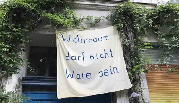 Protestschrift an einer Deutsche-Wohnen-Immobilie in Berlin