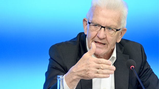 Winfried Kretschmann (Bündnis 90/Die Grünen), Ministerpräsident von Baden-Württemberg, spricht bei einer Regierungspressekonferenz am 22.6.2021 zu Journalisten.