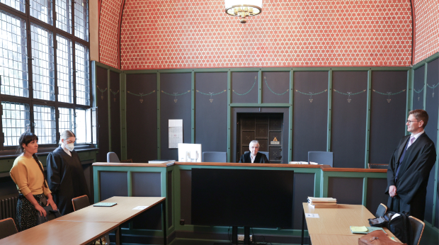 Gabrielle Lebreton und ihre Anwältin Leonie Thun bei der Verhandlung vor dem Landgericht Berlin am 14.9.2022