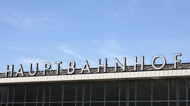 Schriftzug auf dem Dach des Kölner Hauptbahnhofs