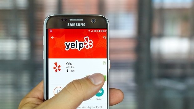 Smartphone mit Yelp App