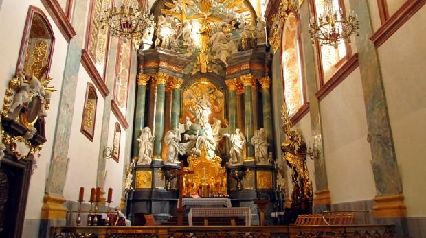 Der Altar einer Kirche