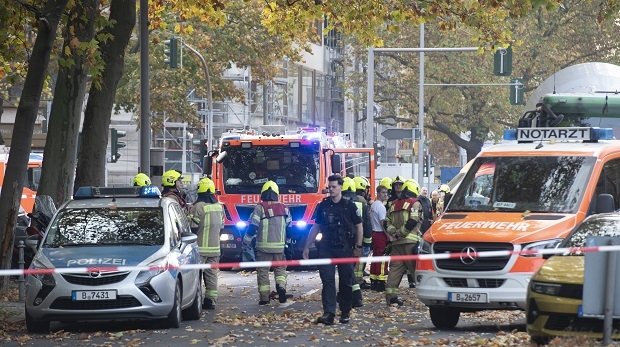 Rettungseinsatz der Feuerwehr nach Unfall in Berlin-Wilmersdorf