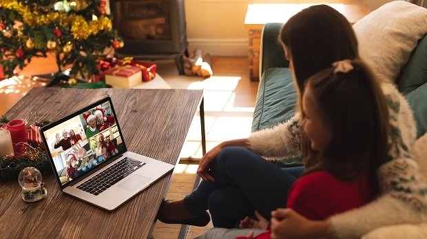 Eine Familie im Videocall zu Weihnachten.