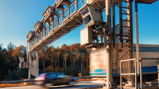 Eine Zollbrücke auf einer deutschen Autobahn