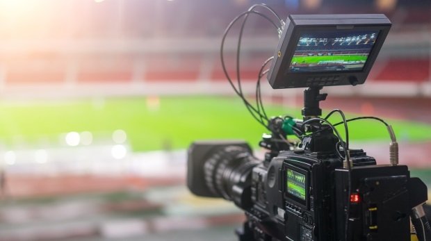 Kamera zeichnet Bundesligaspiel auf