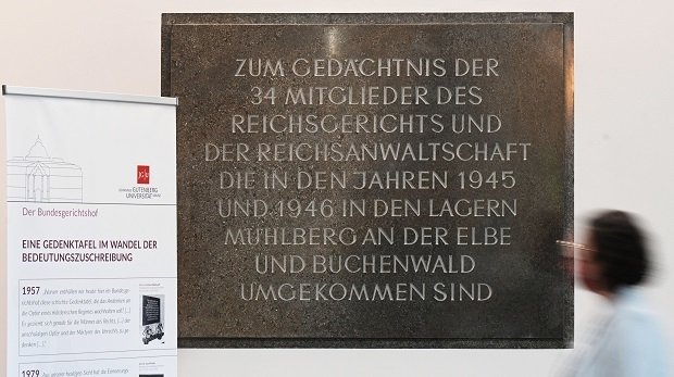 Im Palais des Bundesgerichtshof (BGH) hängt eine umstrittene Gedenktafel, mit der an NS-Juristen erinnert wird, die nach dem Zweiten Weltkrieg im Gefangenenlager starben