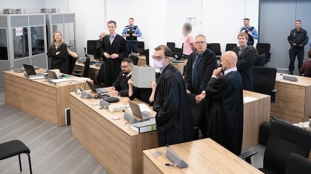 Die Angeklagten sitzen bei der Fortsetzung des Prozess am 28.07.22 im  OLG Dresden im Verhandlungssaal auf ihren Plätzen.