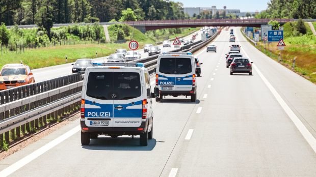 Polizeiautos auf der Autobahn