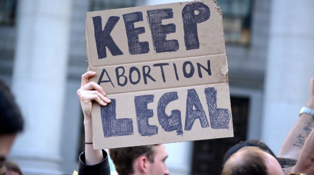 Ein Plakat mit der Aufschrift "Keep Abortion Legal" bei einer Demonstration gegen Abtreibungsverbote in den USA