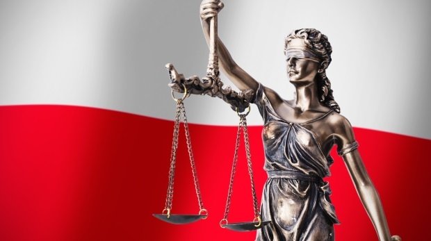 Polen-Flagge und Justitia