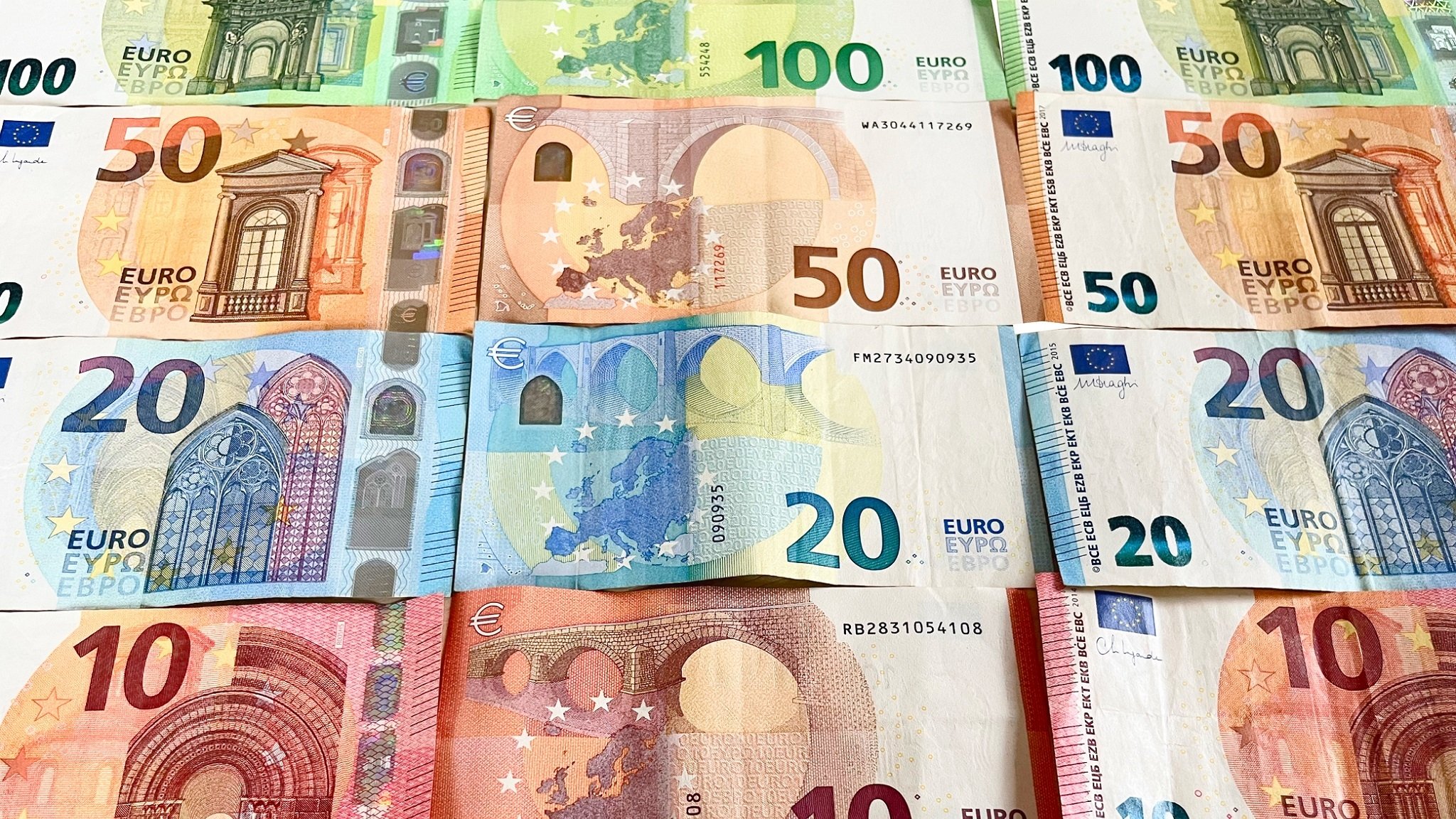 Verschiedene Euro-Banknoten