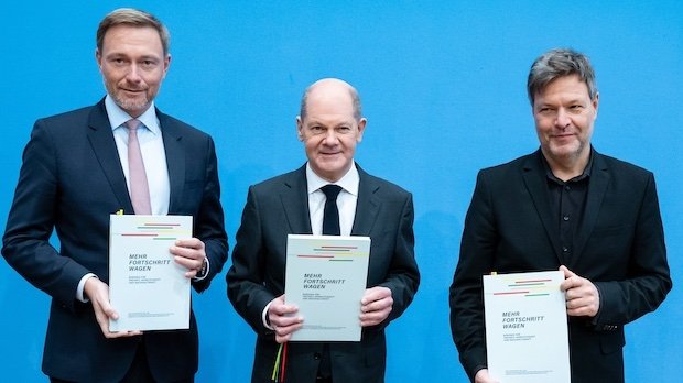 Christian Lindner (l-r, FDP) Olaf Scholz (SPD) und Robert Habeck (Bündnis 90/Die Grünen) halten den Vertrag in der Bundespressekonferenz.