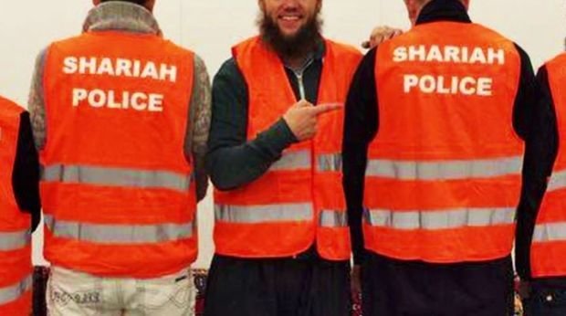Männer in den "Sharia Police"-Westen