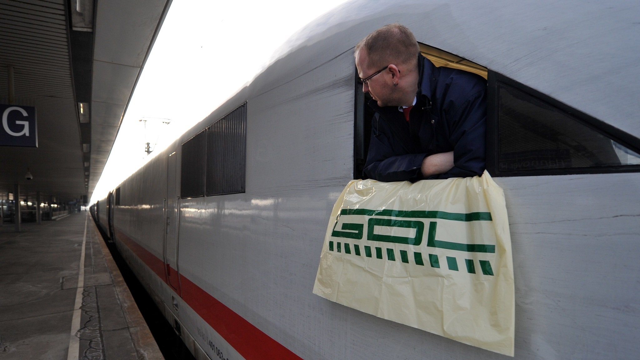 Bei der Deutschen Bahn beschäftigte Lokführer sollen ihre unmittelbare Anstellung bei der Bahn kündigen, schlägt die Gewerkschaft Deutscher Lokomotivführer vor.