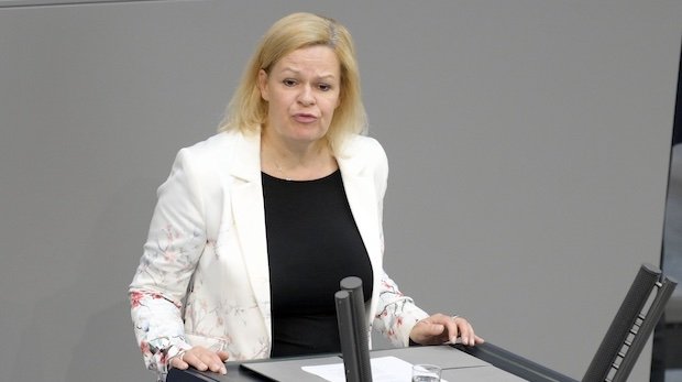 Nancy Faeser (SPD) hält eine Rede im Bundestag