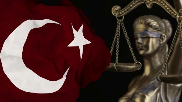 Türkei-Flagge und Justitia