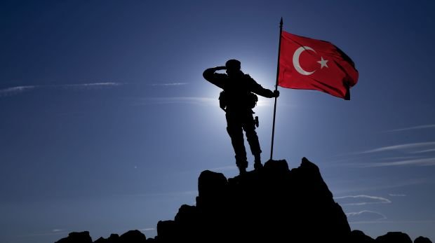 Silhouette eines Soldaten und Türkei-Flagge