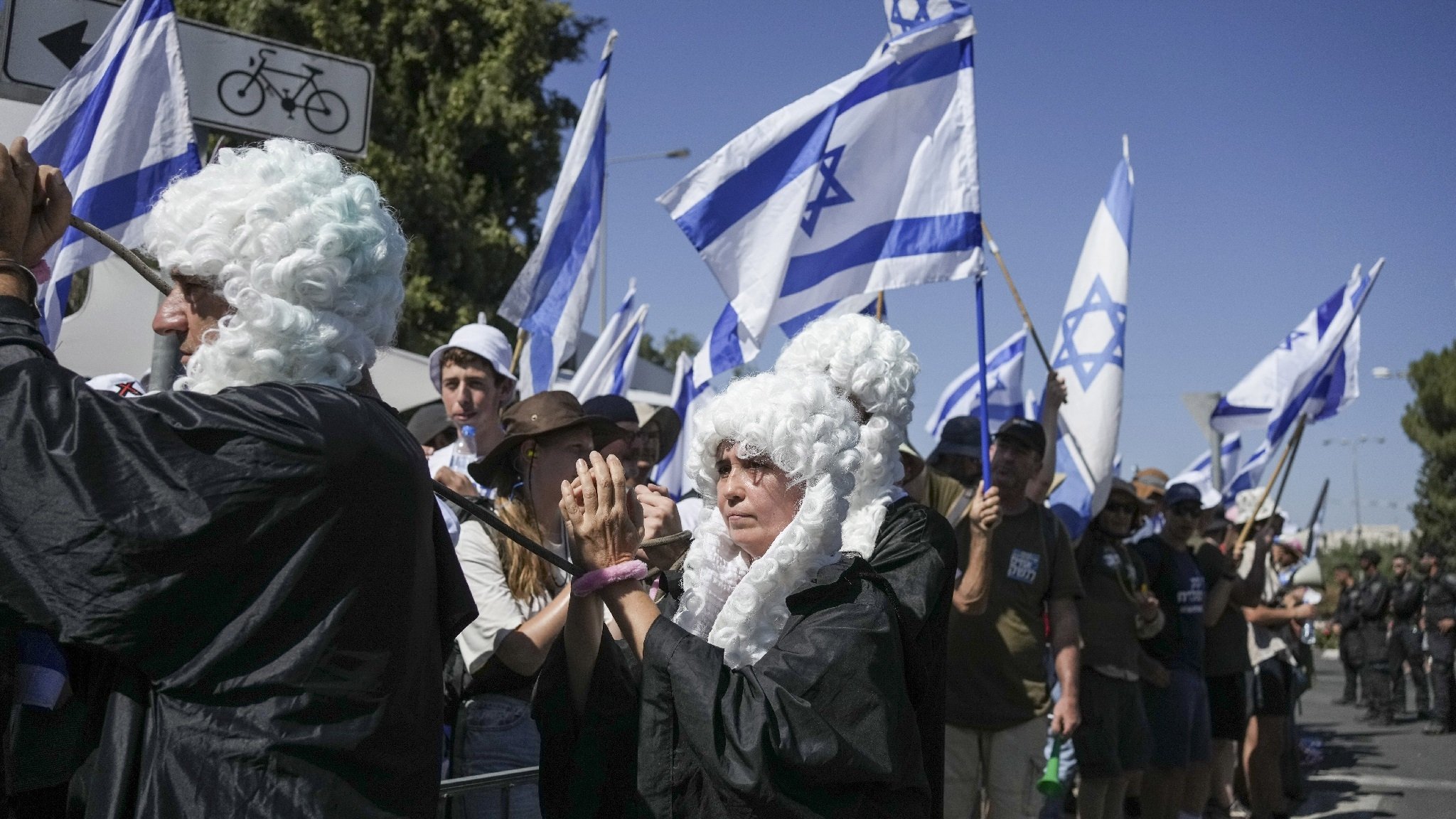 Demonstrierende vor dem israelischen Parlamentsgebäude